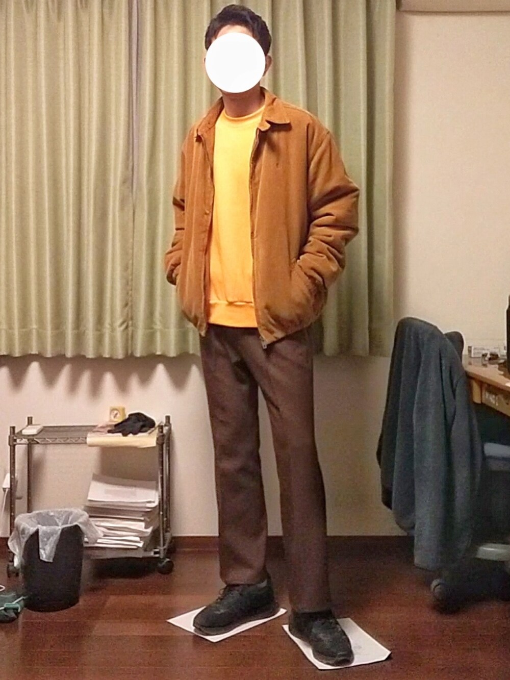 「秋、冬コーデ、オトナカジュアル、おしゃれさんと繋がりたい、ブルゾン、ZARA、スウェット、フレアパンツ、スニーカー」｜「ZARAのコーデュロイドリズラーブルゾン（ブルゾン、イエロー系）」を使った、Katzさん（メンズ・179cm）の冬コーディネートの2枚目の写真