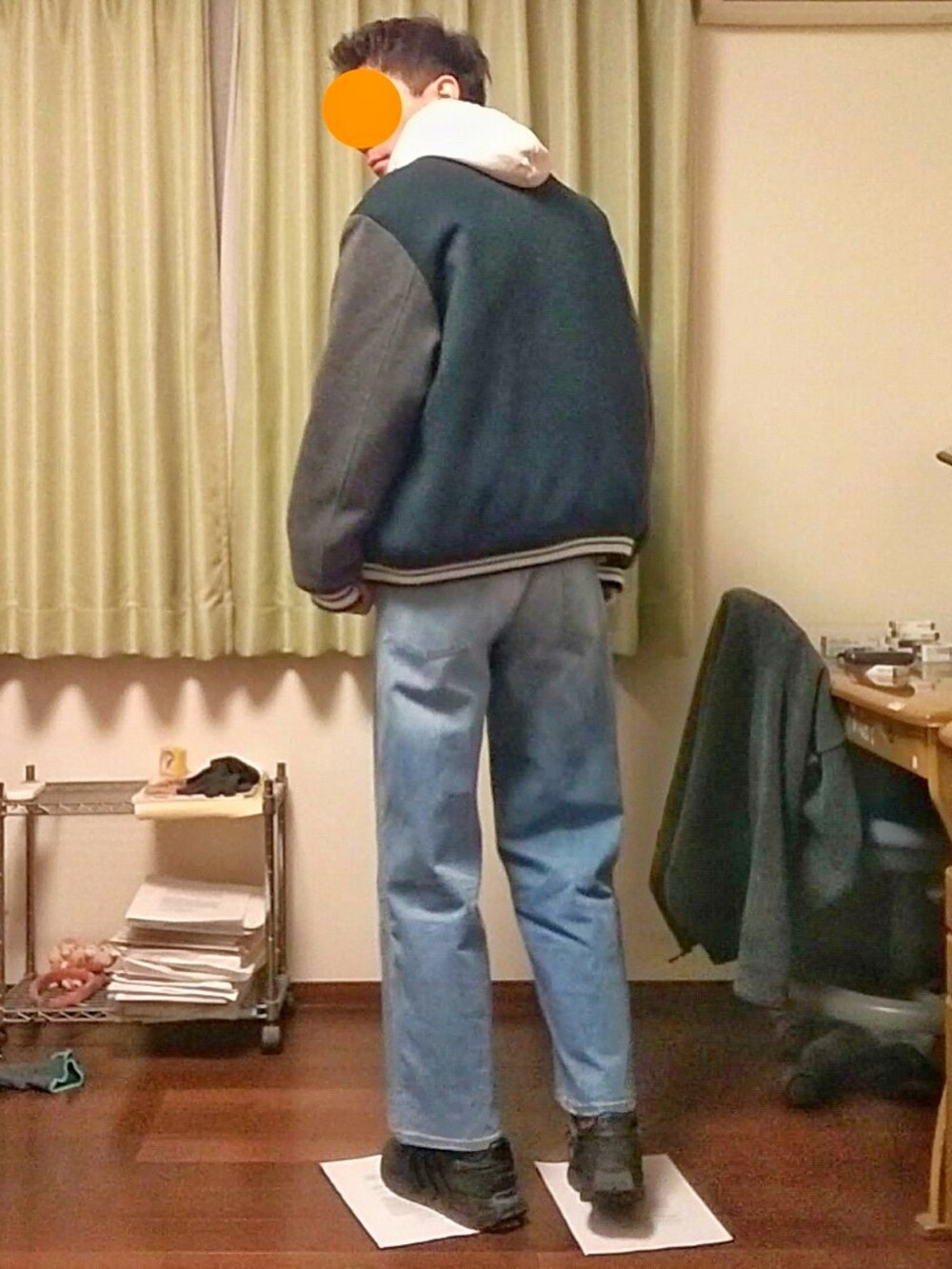 「秋コーデ、冬コーデ、シンプル、カジュアル、ラフ、ビッグシルエット、おしゃれさんと繋がりたい、スタジャン、ZARA、パーカー、ワイドパンツ、デニム、スニーカー」｜「ZARAのアイテム（スタジャン、グリーン系）」を使った、Katzさん（メンズ・179cm）の秋コーディネートの3枚目の写真