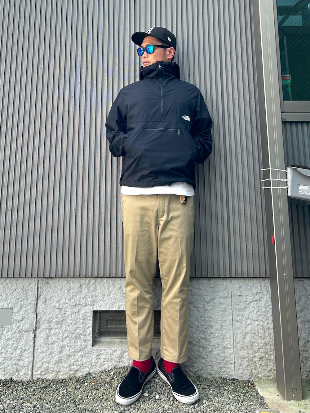 「休日スタイル、大人カジュアル、春コーデ、キャップ、アノラックパーカー、白Tシャツ、アンクルパンツ、スリッポン、スケータースタイル、ラクチンコーデ、サルエルパンツ、松井稼頭央」｜「NEW ERAのHUF x NEW ERA CLASSIC H CAP/ HUF キャップ ニューエラ LP 59FIFTY（キャップ、ブラック系）」を使った、タケウチ☆ボンバイエさん（メンズ・173cm）の春コーディネートの3枚目の写真