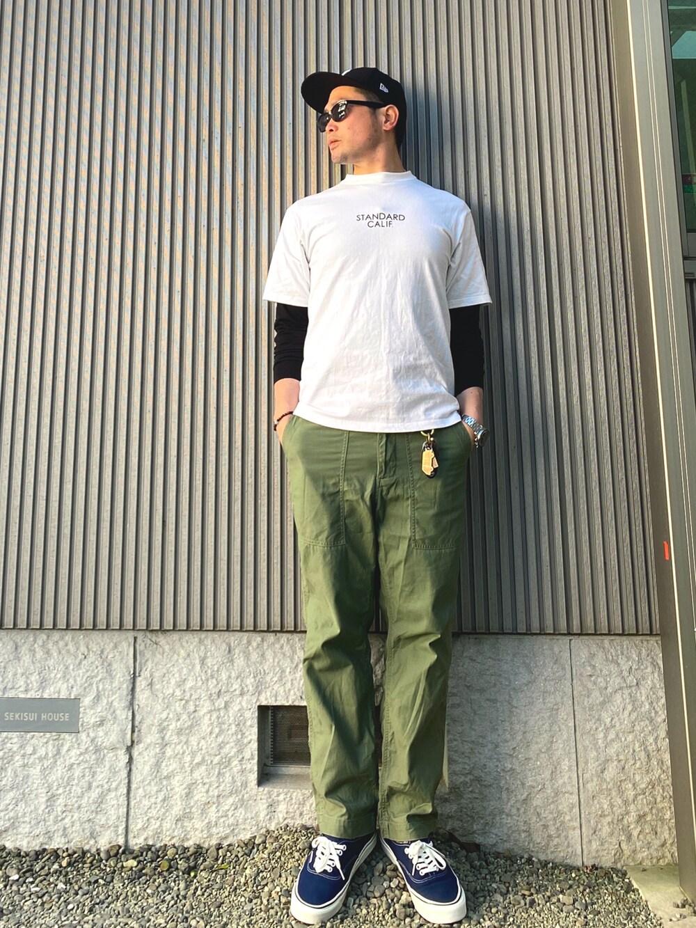 「シンプル、ダウンジャケット、白Tシャツ、ベイカーパンツ、カーキ、スニーカー、キャップ、冬コーデ、春コーデ、STANDARD CALIFORNIA、休日スタイル、オトナカジュアル」|「NEW ERAのHUF x NEW ERA CLASSIC H CAP/ HUF キャップ ニューエラ LP 59FIFTY(キャップ、ブラック系)」を使った、タケウチ☆ボンバイエさん(メンズ・173cm)の冬コーディネートの3枚目の写真