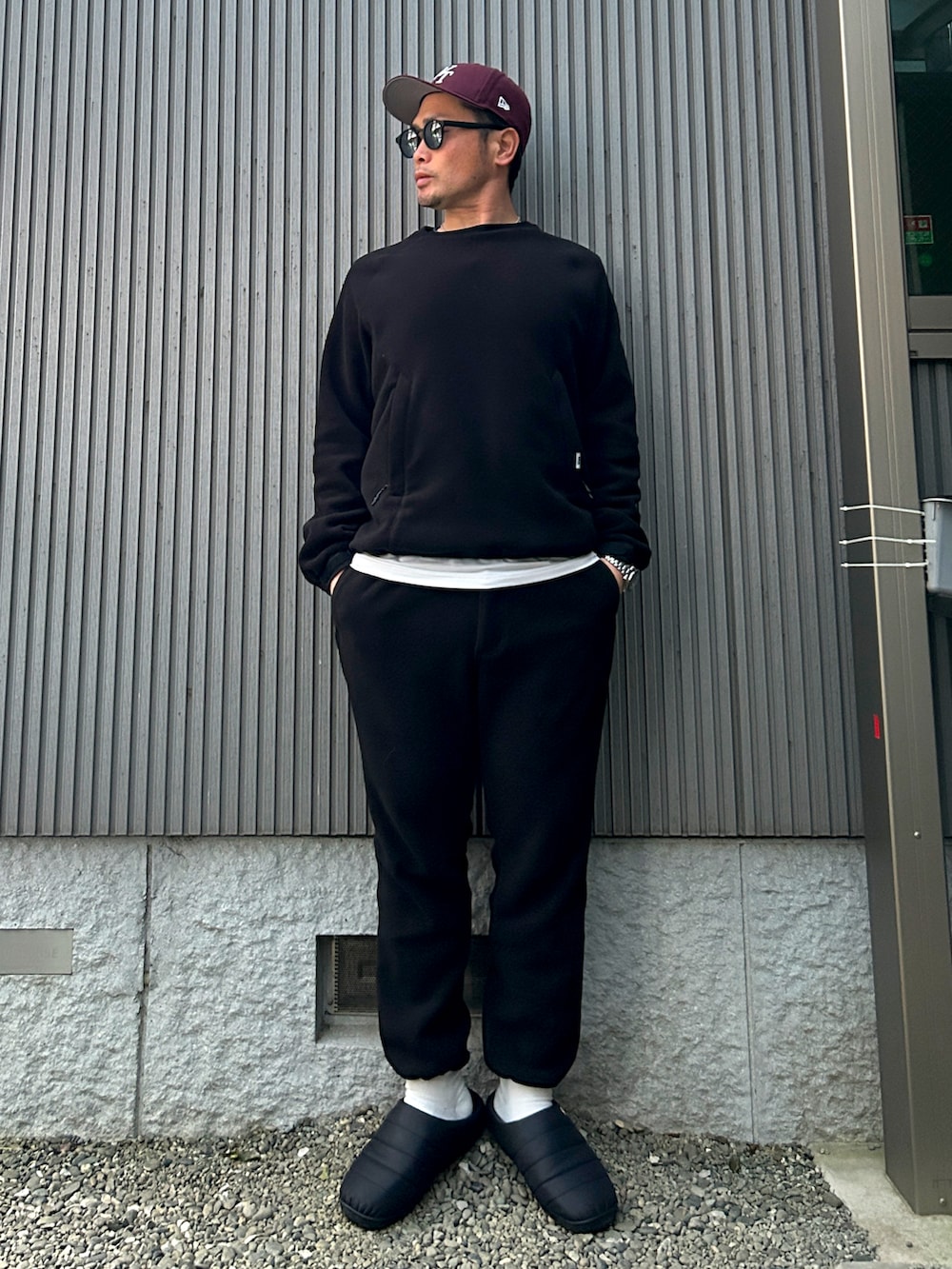 「シンプルコーデ、冬コーデ、部屋着、セットアップ、冬サンダル、大人カジュアル、キャップ、フリース、フリースパンツ、フリースプルオーバー、ラクチンコーデ、差し色」｜「月見そばのアイテム（その他、その他）」を使った、タケウチ☆ボンバイエさん（メンズ・173cm）の冬コーディネートの2枚目の写真