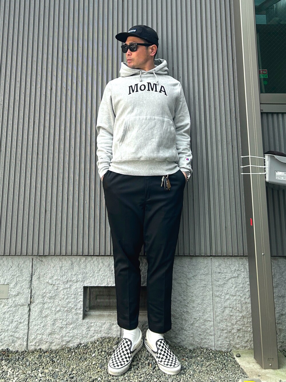 「大人カジュアル、スケータースタイル、キャップ、キルティングコート、パーカー、アンクルパンツ、スリッポン、冬コーデ、MoMA、チェック、ラクチンコーデ、冬アウター、supreme、恵方巻き」｜「自作Supremeジェットキャップのアイテム（キャップ、ブラック系）」を使った、タケウチ☆ボンバイエさん（メンズ・173cm）の冬コーディネートの2枚目の写真