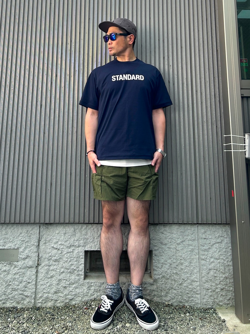 グレー系のパーカー、ブルー系のTシャツ/カットソー、グリーン系のカーゴパンツを着用したメンズの秋コーディネートの2枚目の写真