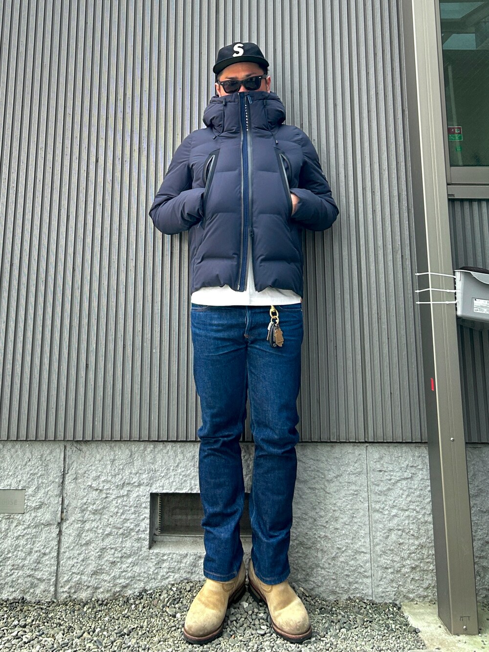 「オトナカジュアル、休日スタイル、春のおしゃ見えテクニック、冬コーデ、冬が戻ってきた、キャップ、ダウンジャケット、白Tシャツ、デニムパンツ、エンジニアブーツ、supreme、タイヤ交換、シンプルコーデ、今シーズンラストダウン？！」｜「Supreme の７ 5/8（キャップ、ブラック系）」を使った、タケウチ☆ボンバイエさん（メンズ・173cm）の春コーディネートの3枚目の写真