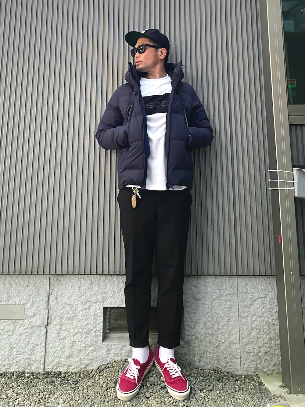 「春服デビュー宣言、シンプル、ダウンジャケット、アンクルパンツ、スニーカー、キャップ、supreme、オトナカジュアル、ロンT、BEAMS DESIGN、スケータースタイル、冬コーデ、休日スタイル」｜「Supreme の７ 5/8（キャップ、ブラック系）」を使った、タケウチ☆ボンバイエさん（メンズ・173cm）の春コーディネートの2枚目の写真