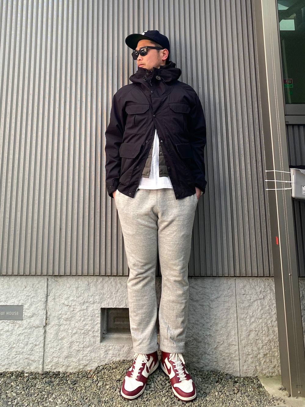 「春服デビュー宣言、オトナカジュアル、マウンテンパーカー、キャップ、インナーダウン、スウェットパンツ、ハイカットスニーカー、dunk、ロンT、春コーデ、リラックススタイル、だらだら、部屋着、独り飲み」｜「Supreme の７ 5/8（キャップ、ブラック系）」を使った、タケウチ☆ボンバイエさん（メンズ・173cm）の春コーディネートの2枚目の写真