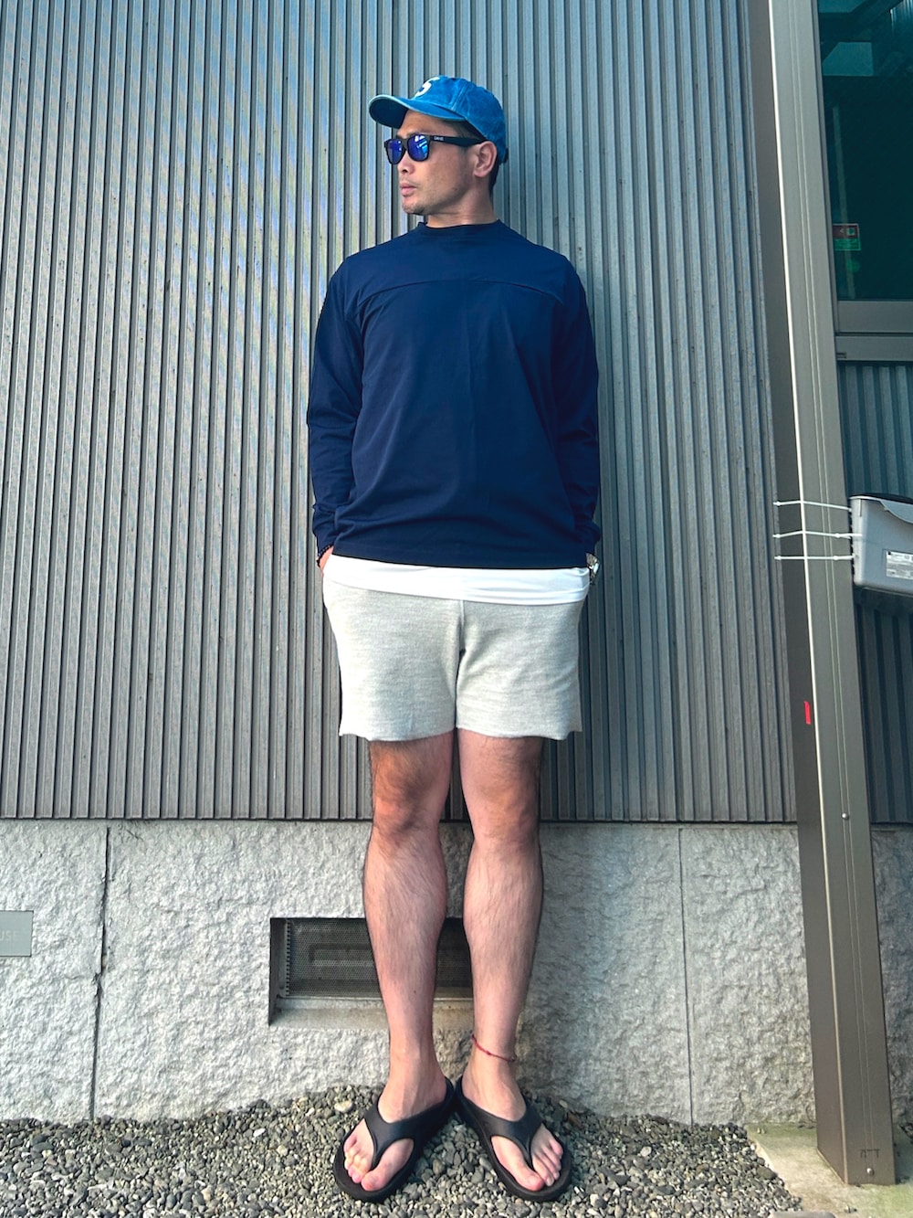 「秋っぽコーデ更新中、秋コーデ、部屋着、シンプルスタイル、オトナカジュアル、デニムキャップ、ロンT、ショートパンツ、短パン、サンダル、リカバリーサンダル、T短スタイル」｜「Supreme のPigment S Logo 6-Panel  Denim（キャップ、ブルー系）」を使った、タケウチ☆ボンバイエさん（メンズ・173cm）の秋コーディネートの2枚目の写真
