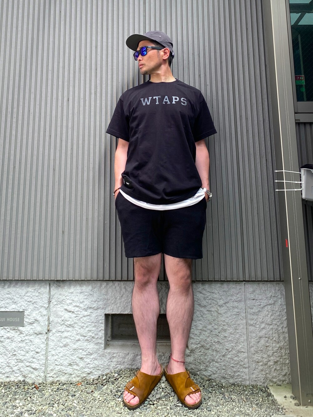 「大人カジュアル、ブラックコーデ、サンダル、黒Tシャツ、Tシャツ、短パン、ショートパンツ、パイル、キャップ、サングラス、wtaps、T短スタイル、ラクチンコーデ」｜「patagoniaのアイテム（キャップ、ブラック系）」を使った、タケウチ☆ボンバイエさん（メンズ・173cm）の夏コーディネートの2枚目の写真