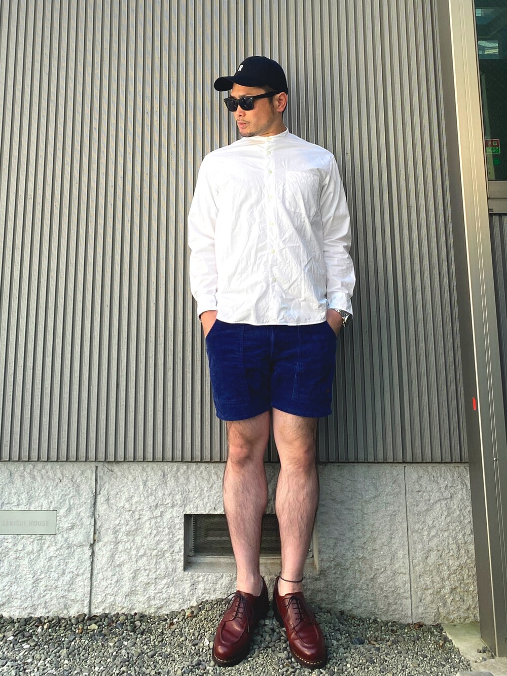 ホワイト系のシャツ/ブラウス、グレー系のTシャツ/カットソー、ブルー系のその他パンツを着用したメンズの春コーディネートの2枚目の写真