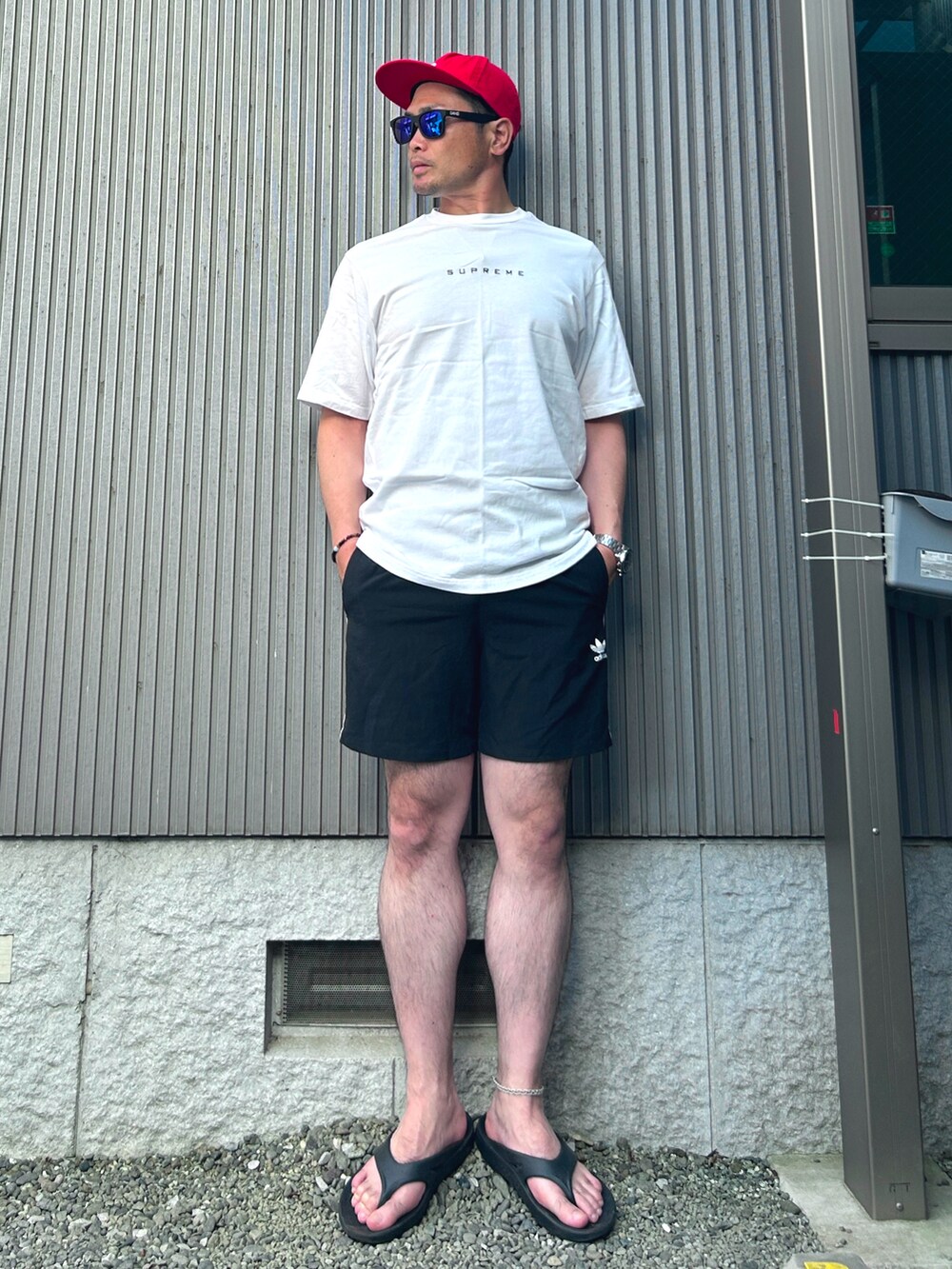 ブラック系のサンダル、ブラック系のその他パンツ、ホワイト系のTシャツ/カットソーを着用したメンズの夏コーディネートの2枚目の写真