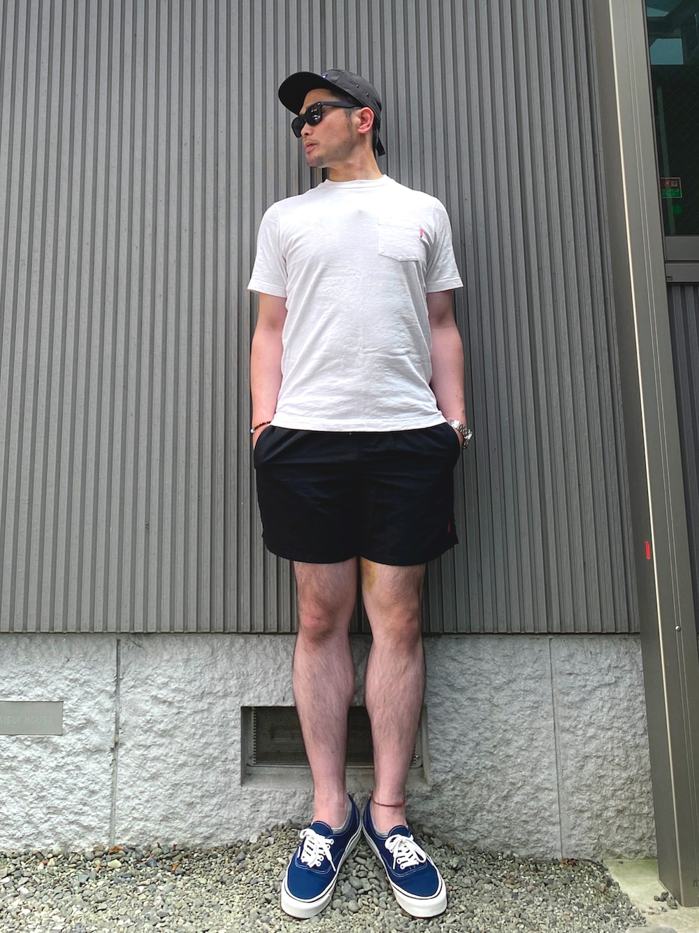 ブルー系のシャツ/ブラウス、ホワイト系のTシャツ/カットソー、ブラック系のパンツを着用したメンズの春コーディネートの3枚目の写真
