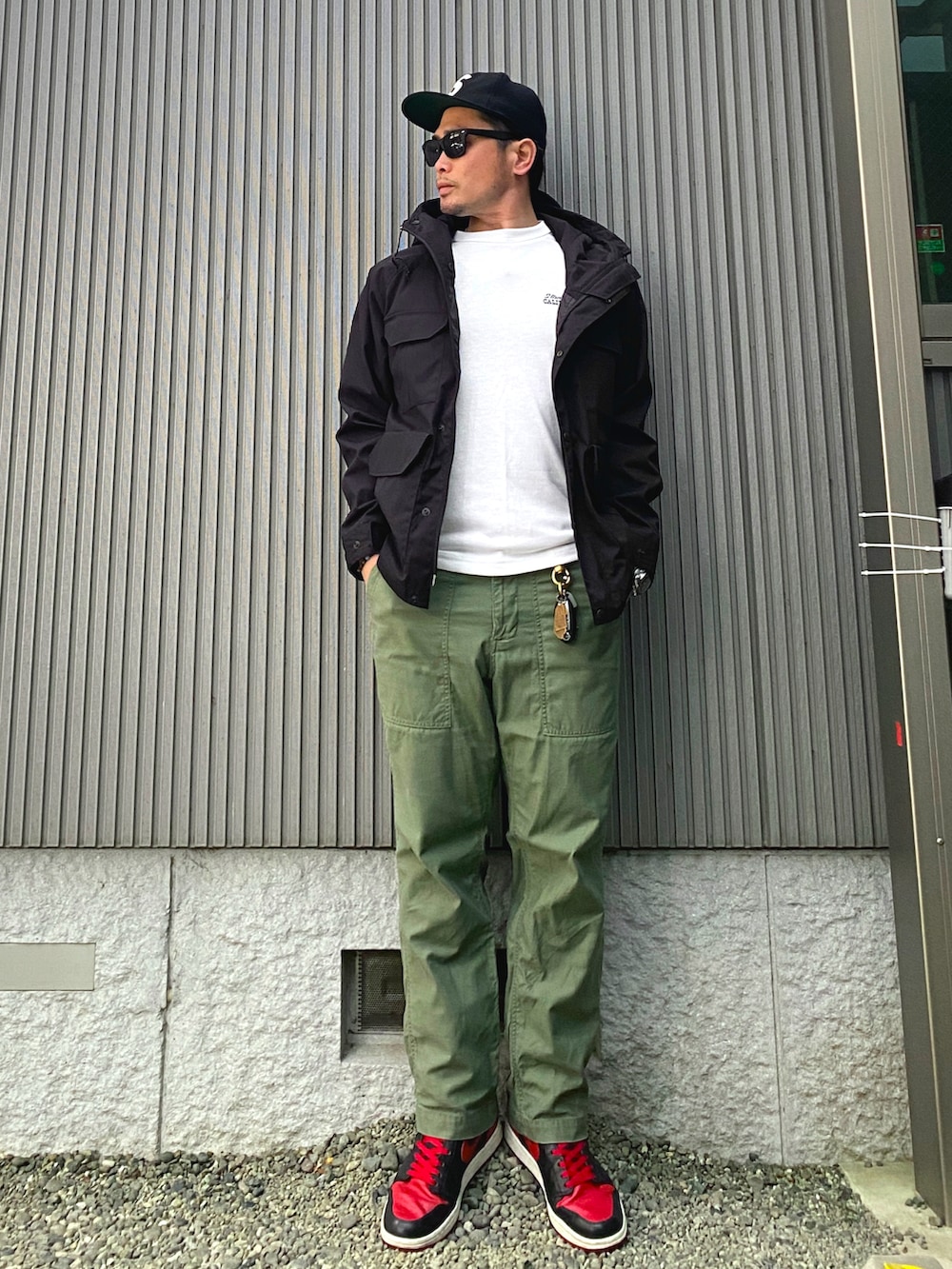 ブラック系のブルゾン、ホワイト系のTシャツ/カットソー、グリーン系のその他パンツを着用したメンズの春コーディネートの2枚目の写真