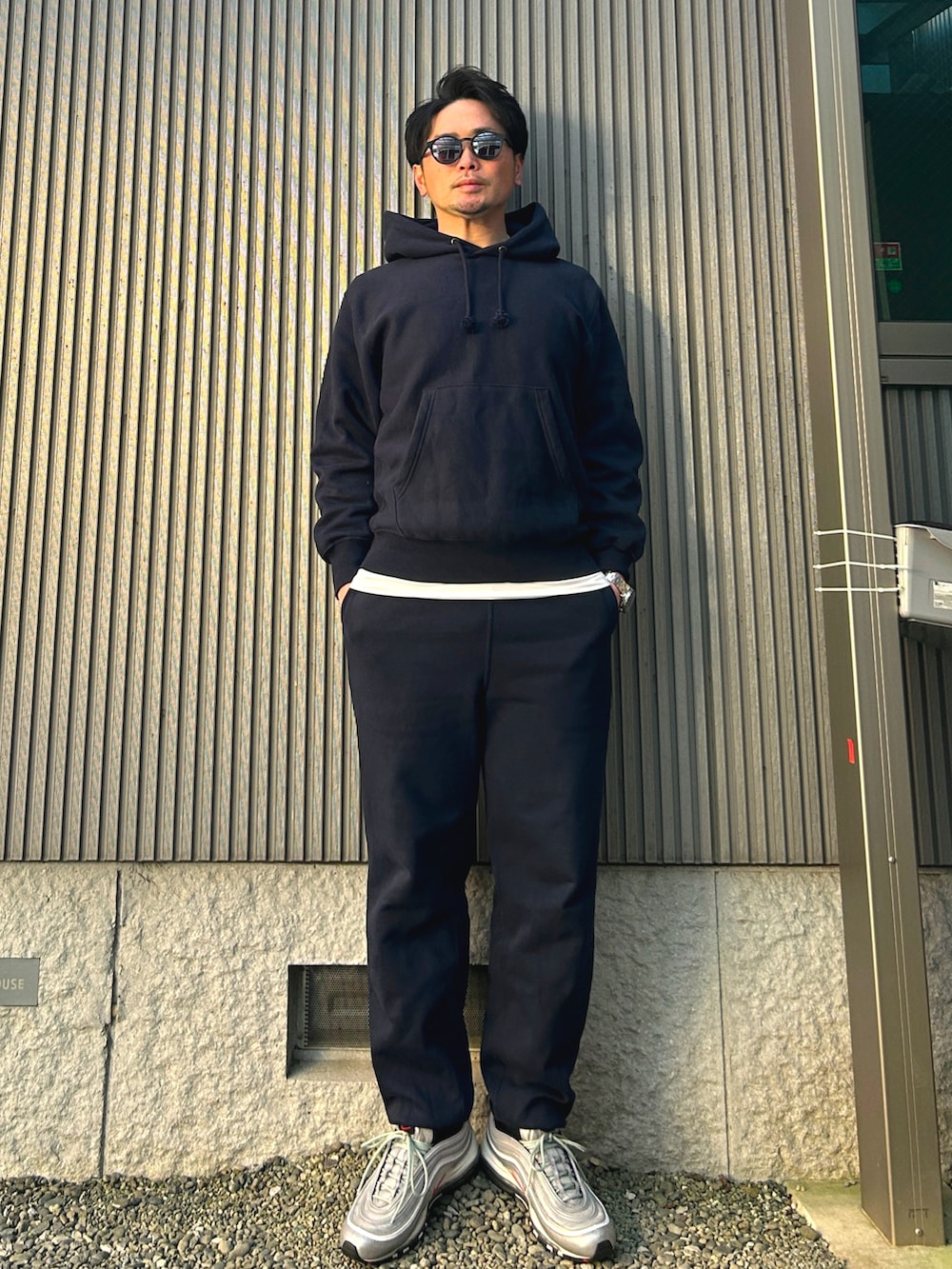 グリーン系のその他アウター、シルバー系のスニーカー、ブルー系のパーカーを着用したメンズの冬コーディネートの2枚目の写真