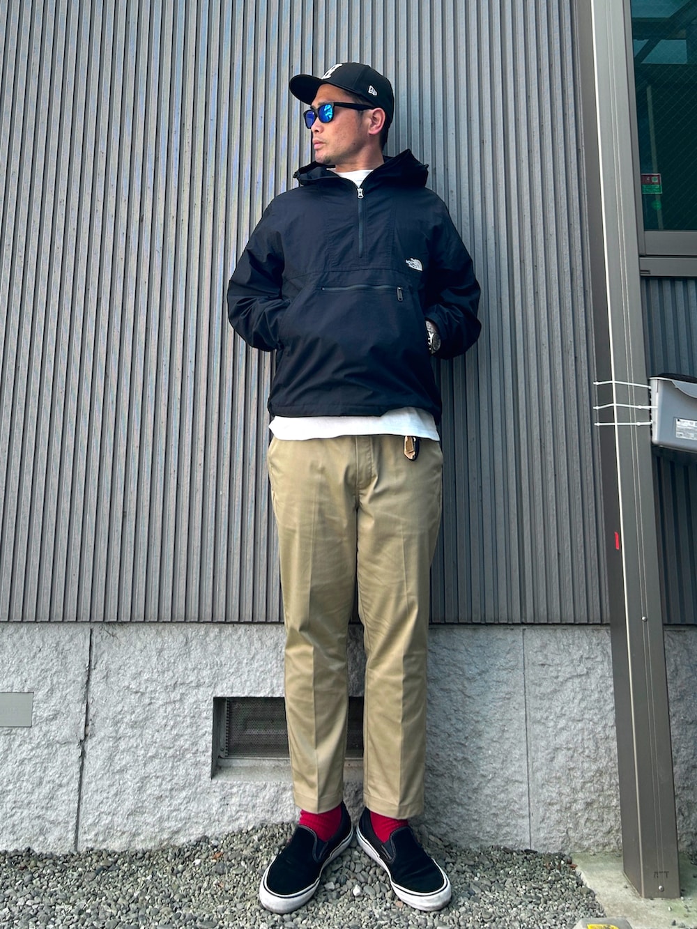 「休日スタイル、大人カジュアル、春コーデ、キャップ、アノラックパーカー、白Tシャツ、アンクルパンツ、スリッポン、スケータースタイル、ラクチンコーデ、サルエルパンツ、松井稼頭央」｜「NEW ERAのHUF x NEW ERA CLASSIC H CAP/ HUF キャップ ニューエラ LP 59FIFTY（キャップ、ブラック系）」を使った、タケウチ☆ボンバイエさん（メンズ・173cm）の春コーディネートの2枚目の写真