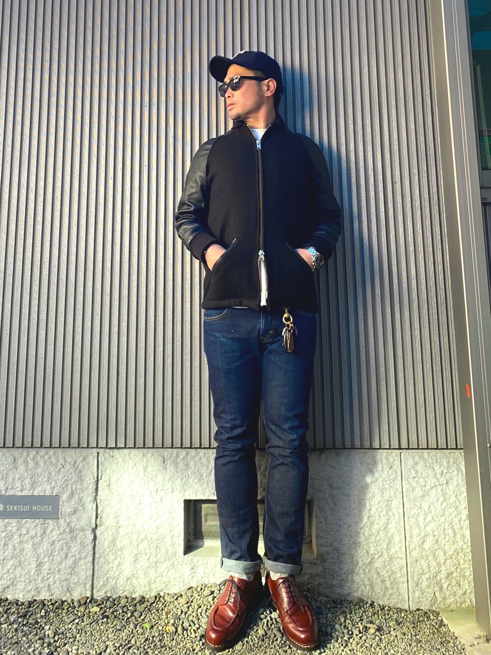「私の推しブランド、シンプルコーデ、デニムパンツ、スタジャン、キャップ、ワッフルクルーネックＴ、革靴、短靴、大人カジュアル、ロールアップ、革靴×靴下、メンテナンス」｜「THE NORTH FACEのアイテム（キャップ、ブルー系）」を使った、タケウチ☆ボンバイエさん（メンズ・173cm）の冬コーディネートの2枚目の写真