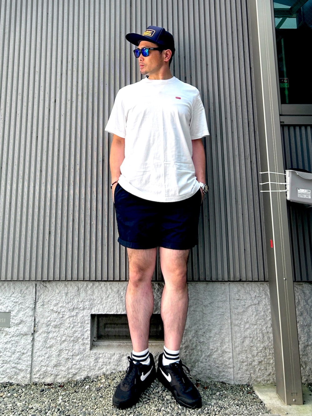 「夏コーデ、アツいコーデ全部見せ、キャップ、白Tシャツ、夏だ！Tシャツ着よう！、短パン、ショートパンツ、スニーカー、靴下、T短スタイル、AIR MAX、supreme、スニーカー×靴下、オトナカジュアル」｜「ゾロ目GO！GO！のアイテム（その他、その他）」を使った、タケウチ☆ボンバイエさん（メンズ・173cm）の夏コーディネートの2枚目の写真