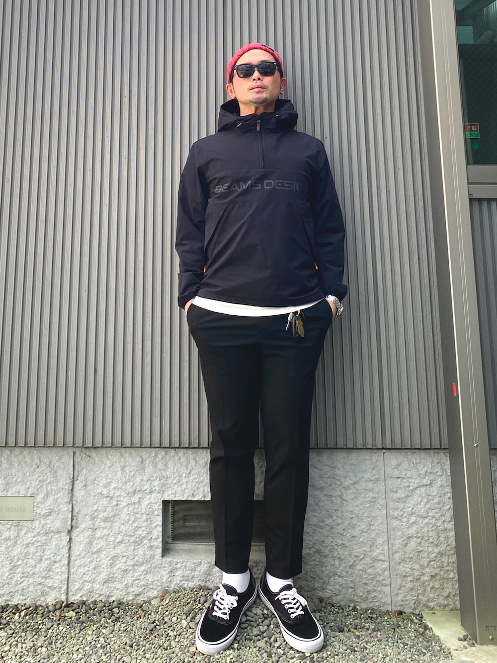 ブラック系のその他アウター、ホワイト系のTシャツ/カットソー、ブラック系のその他パンツを着用したメンズの春コーディネートの2枚目の写真
