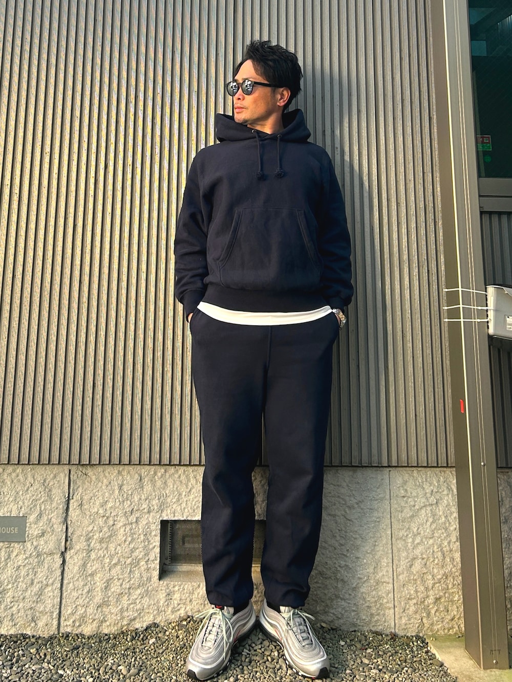 グリーン系のその他アウター、シルバー系のスニーカー、ブルー系のパーカーを着用したメンズの冬コーディネートの3枚目の写真