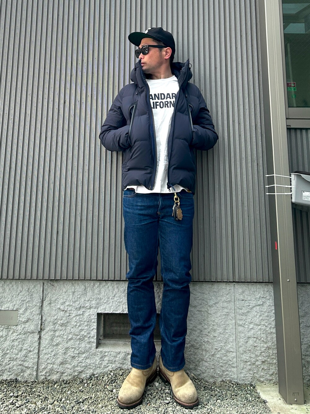 「オトナカジュアル、休日スタイル、春のおしゃ見えテクニック、冬コーデ、冬が戻ってきた、キャップ、ダウンジャケット、白Tシャツ、デニムパンツ、エンジニアブーツ、supreme、タイヤ交換、シンプルコーデ、今シーズンラストダウン？！」｜「Supreme の７ 5/8（キャップ、ブラック系）」を使った、タケウチ☆ボンバイエさん（メンズ・173cm）の春コーディネートの2枚目の写真