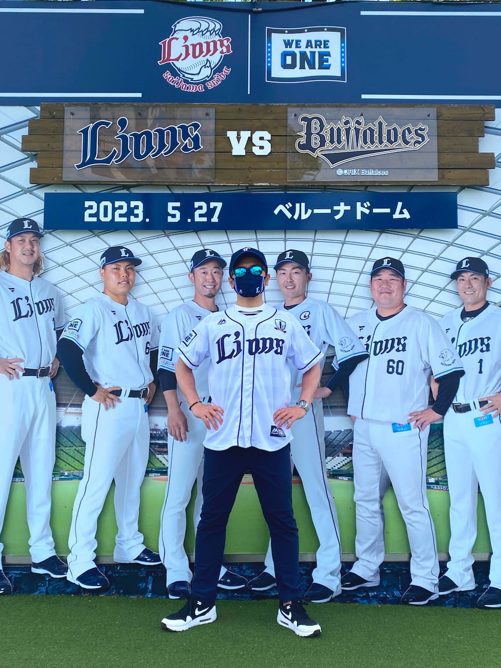 ブラック系のTシャツ/カットソー、ブルー系のチノパンツ、ブラック系のスニーカーを着用したメンズの春コーディネートの2枚目の写真