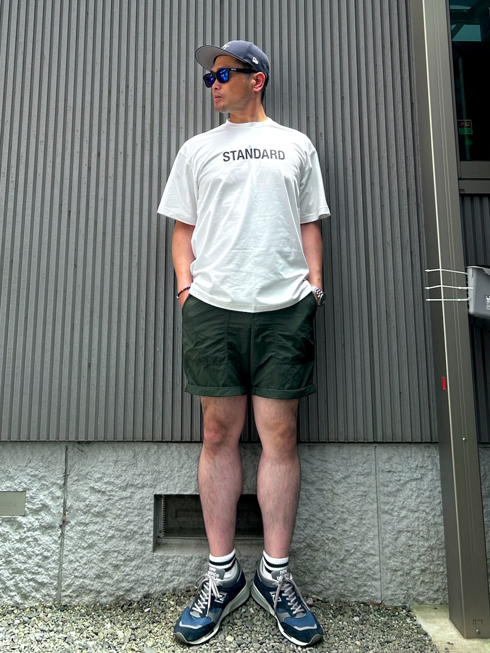 グリーン系のその他パンツ、ブルー系のスニーカー、ホワイト系のTシャツ/カットソーを着用したメンズの夏コーディネートの2枚目の写真