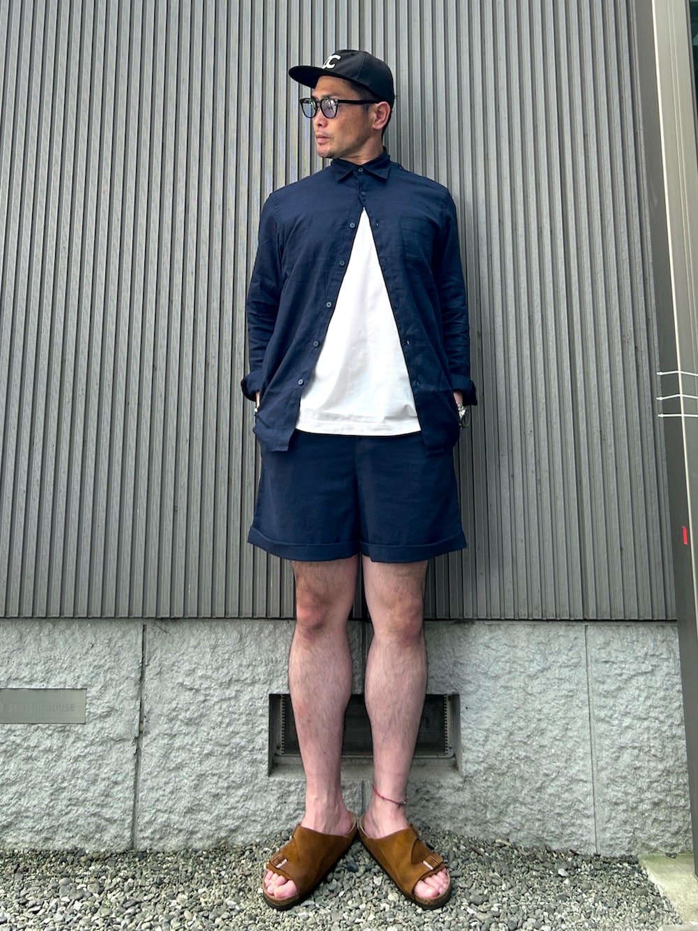 ブラウン系のサンダル、ブルー系のシャツ/ブラウス、ホワイト系のTシャツ/カットソーを着用したメンズの夏コーディネートの3枚目の写真