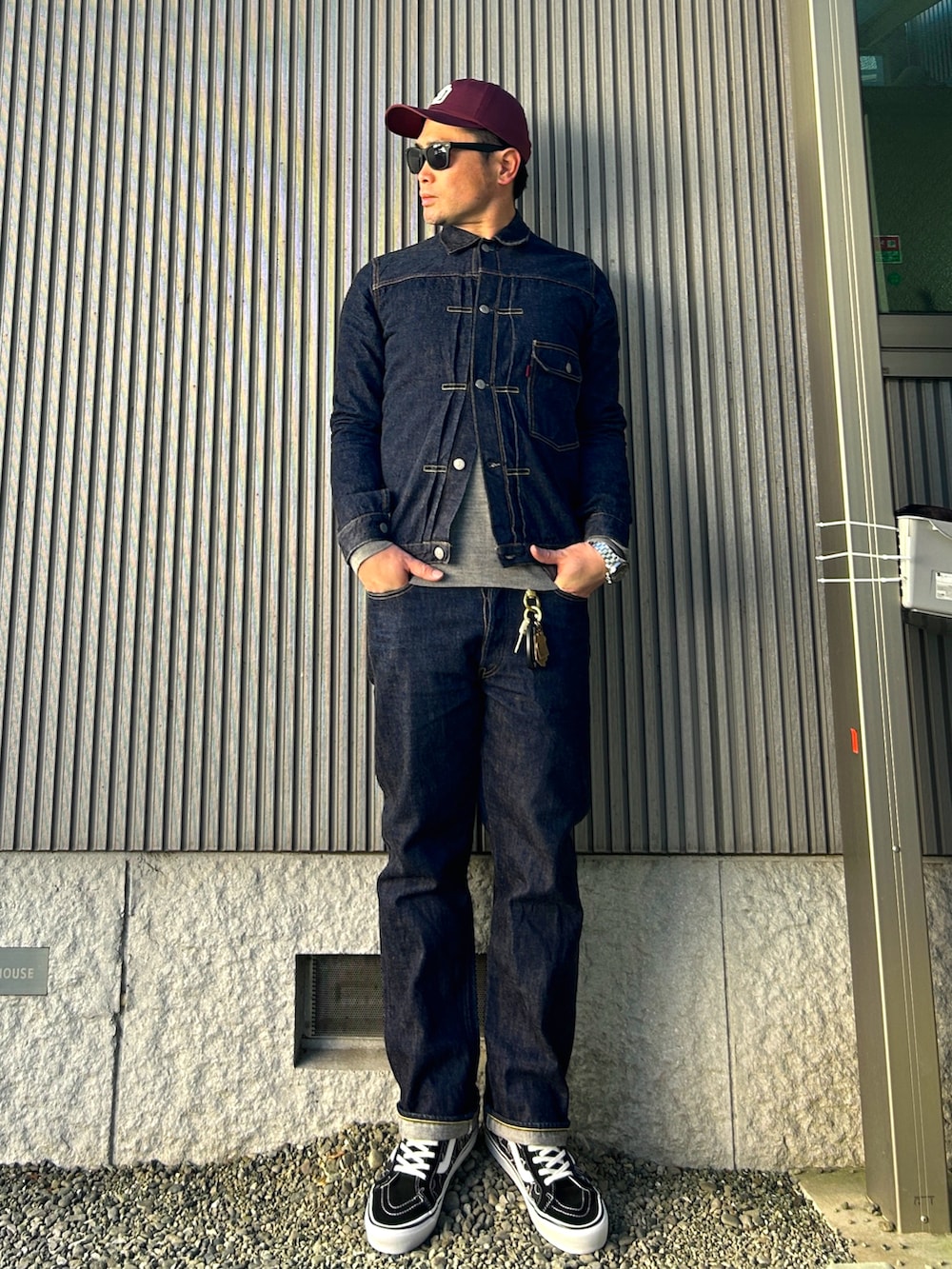 「オトナカジュアル、セットアップ、デニムジャケット、デニムパンツ、デニムオンデニム、キャップ、SK8、ハイカットスニーカー、VANS、春コーデ、ニット、冬コーデ、ラーメン、腰パン」｜「STANDARD CALIFORNIAのSD Baseball Logo Cap（キャップ、レッド系）」を使った、タケウチ☆ボンバイエさん（メンズ・173cm）の冬コーディネートの2枚目の写真