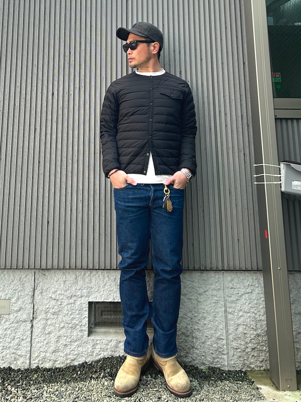 グリーン系のその他アウター、ブラック系のダウンジャケット/コート、ホワイト系のTシャツ/カットソーを着用したメンズの冬コーディネートの2枚目の写真