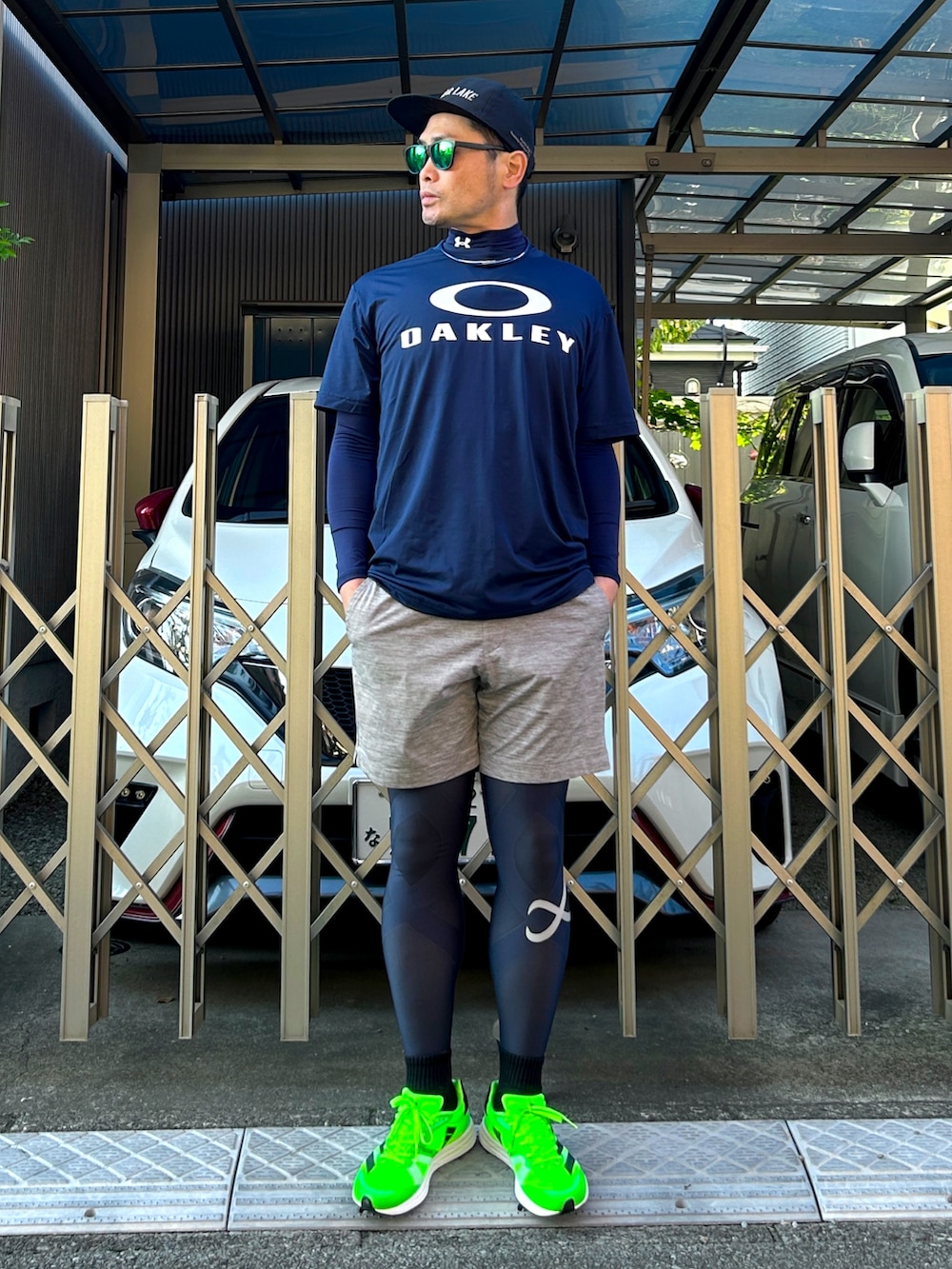 「秋っぽコーデ更新中、スポーツミックス、秋コーデ、運動会、キャップ、Tシャツ、アンダーアーマー、短パン、ショートパンツ、タイツ、スポーツレギンス、ランニングシューズ、ネオンカラー」｜「地域の運動会のアイテム（その他、その他）」を使った、タケウチ☆ボンバイエさん（メンズ・173cm）の秋コーディネートの2枚目の写真
