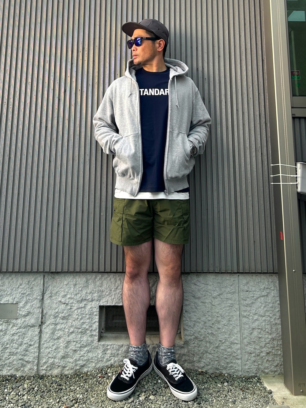 グレー系のパーカー、ブルー系のTシャツ/カットソー、グリーン系のカーゴパンツを着用したメンズの秋コーディネートの3枚目の写真