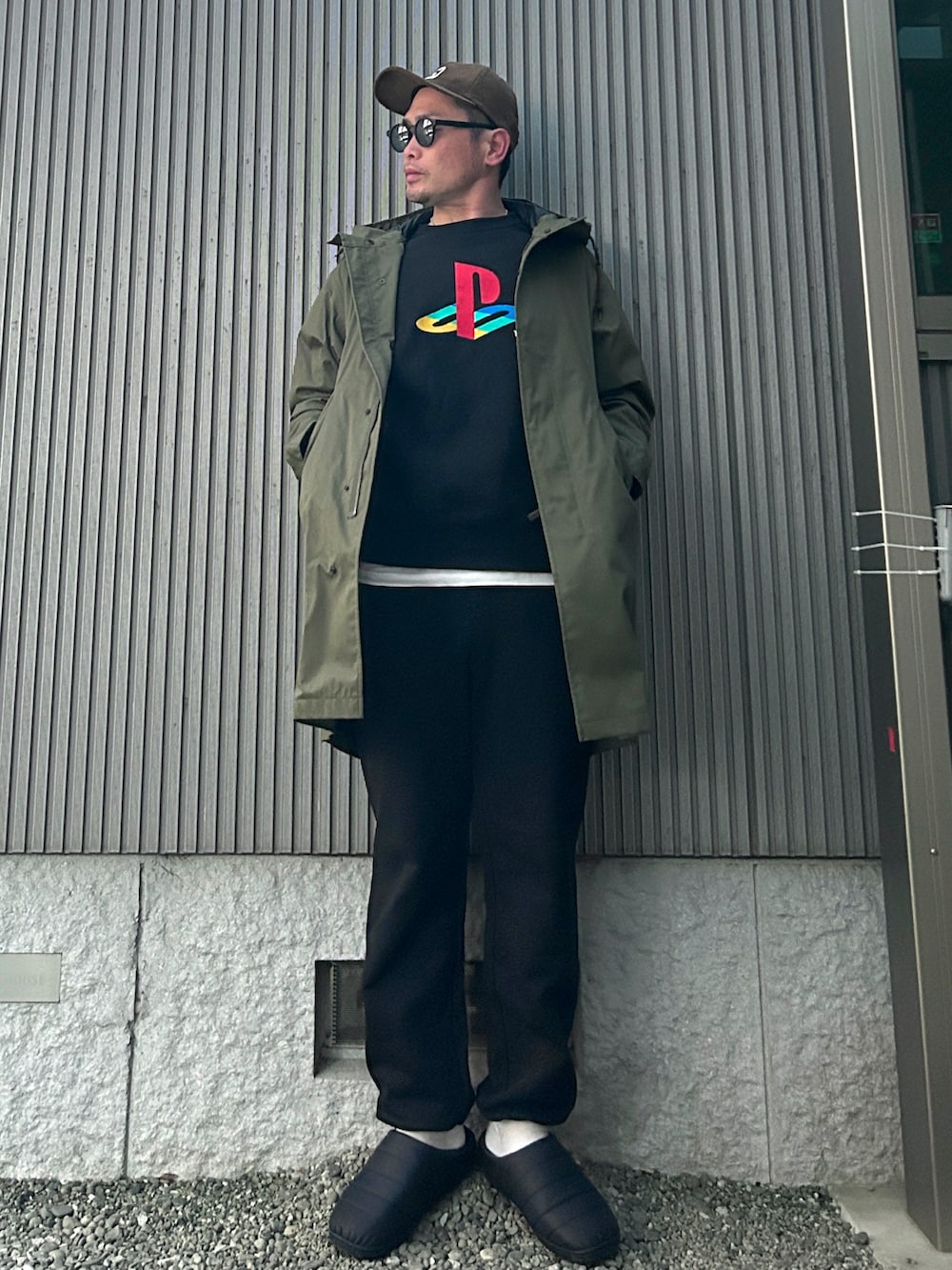 グリーン系のその他アウター、ブラック系のスウェット、ブラック系のスウェットパンツを着用したメンズの冬コーディネートの2枚目の写真