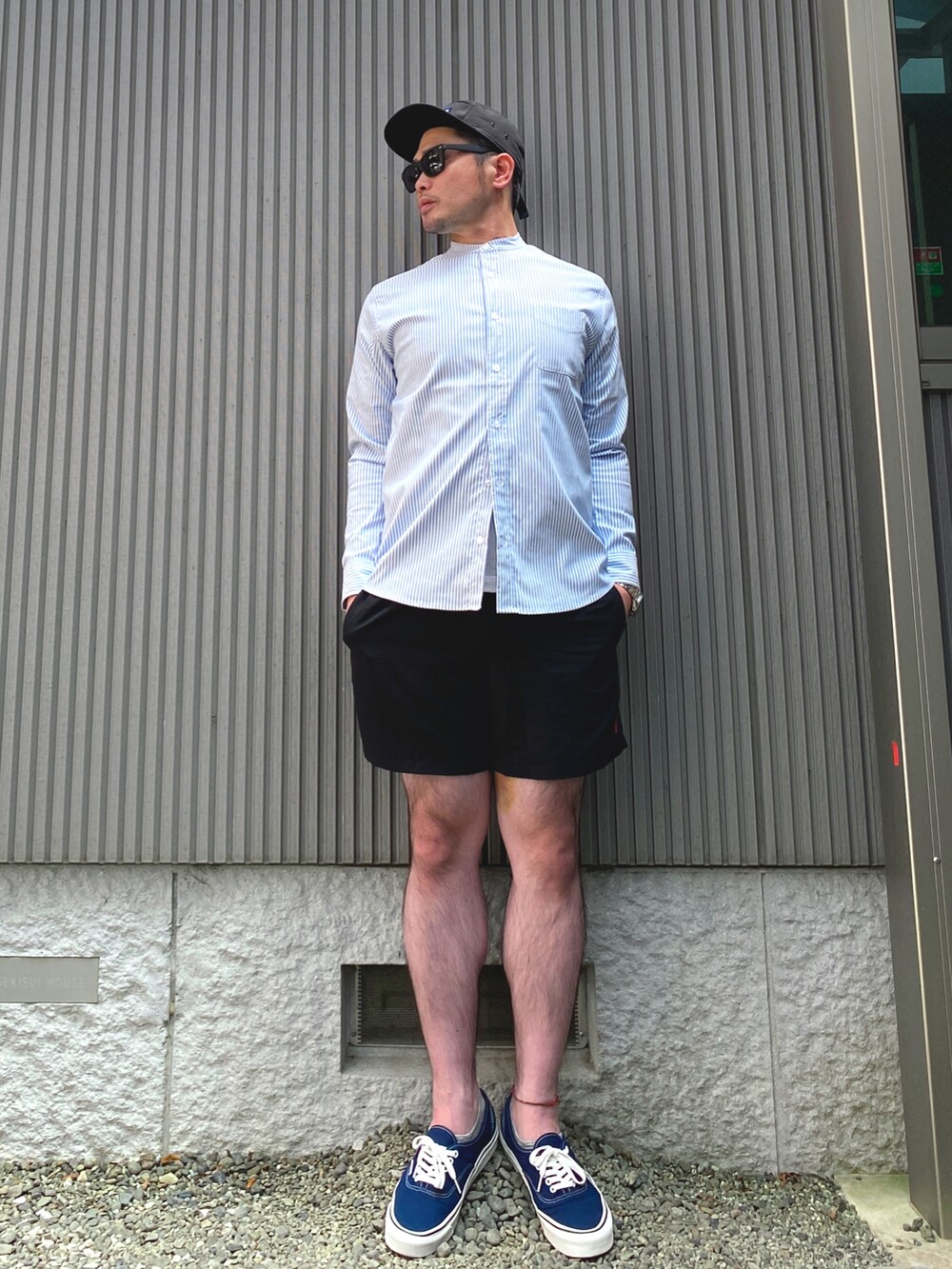 ブルー系のシャツ/ブラウス、ホワイト系のTシャツ/カットソー、ブラック系のパンツを着用したメンズの春コーディネートの2枚目の写真