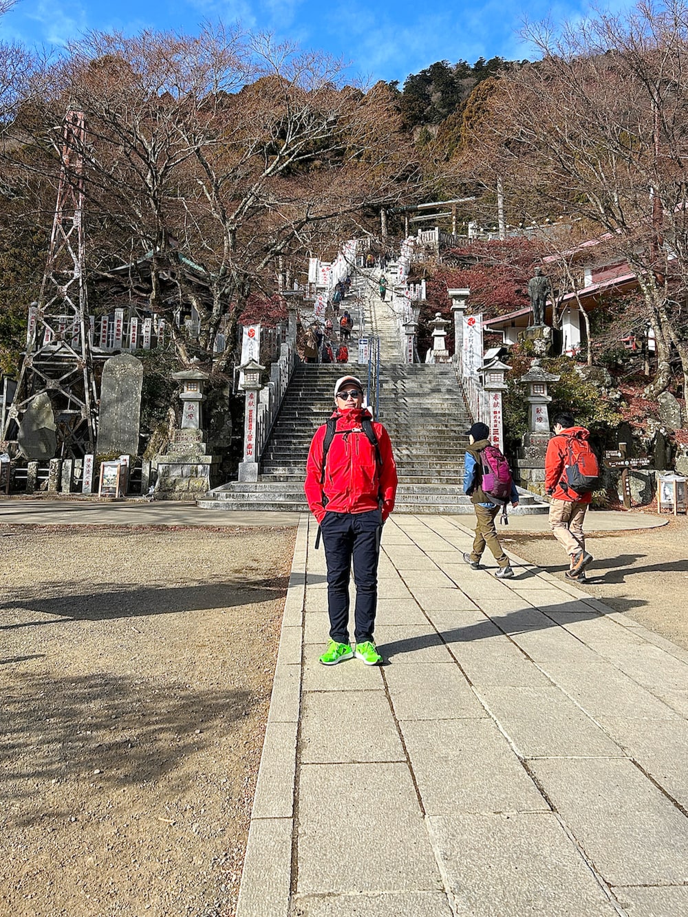 「オトナカジュアル、登山、山登りスタイル、必勝祈願、キャップ、マウンテンパーカー、クライミングパンツ、ランニングシューズ、バックパック、ネオンカラー、目立つ、防水、スポーツミックス、冬コーデ」｜「必勝祈願のアイテム（その他、レッド系）」を使った、タケウチ☆ボンバイエさん（メンズ・173cm）の冬コーディネートの2枚目の写真