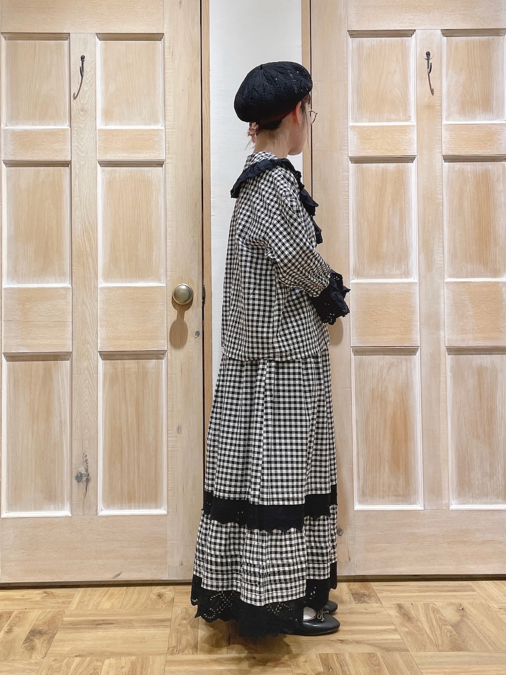 グレー系のシャツ/ブラウス、グレー系のスカート、ブラック系のドレスシューズを着用したレディースの春コーディネートの2枚目の写真