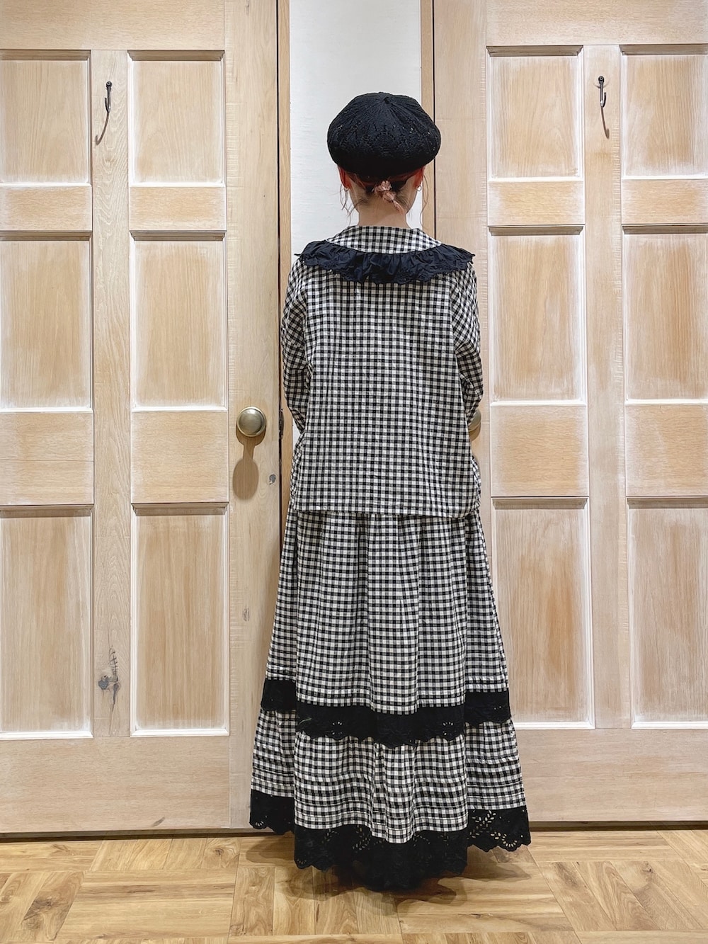 グレー系のシャツ/ブラウス、グレー系のスカート、ブラック系のドレスシューズを着用したレディースの春コーディネートの3枚目の写真