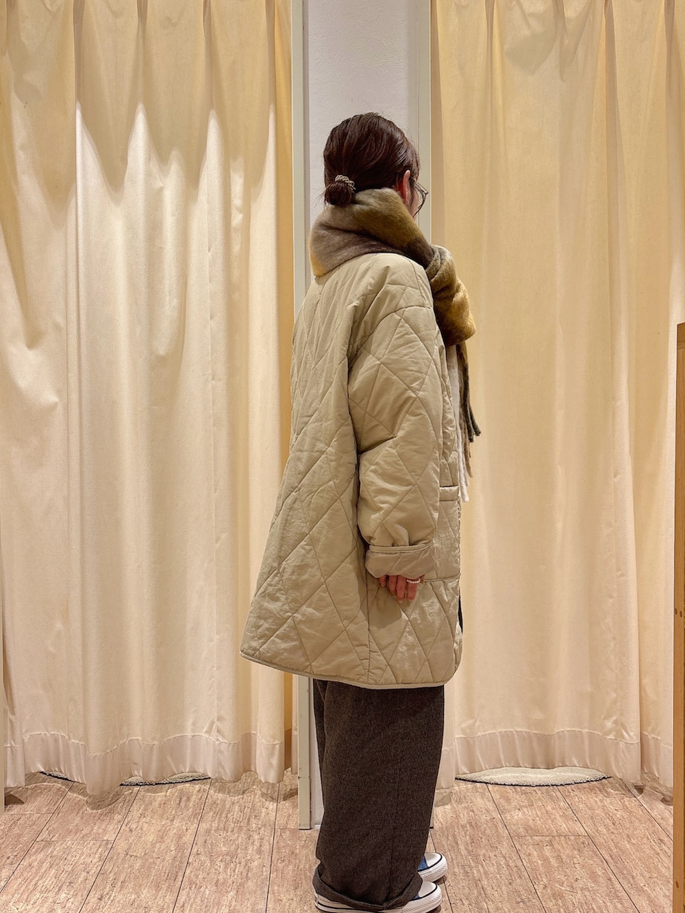 ベージュ系のその他アウター、グレー系のサロペット/オーバーオール、イエロー系のストール/ショールを着用したレディースの冬コーディネートの2枚目の写真