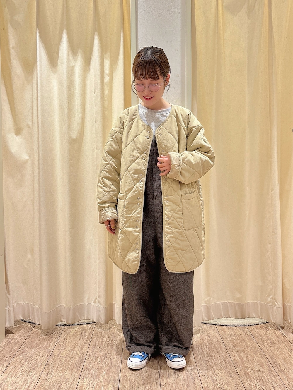 ベージュ系のその他アウター、グレー系のサロペット/オーバーオール、イエロー系のストール/ショールを着用したレディースの冬コーディネートの4枚目の写真