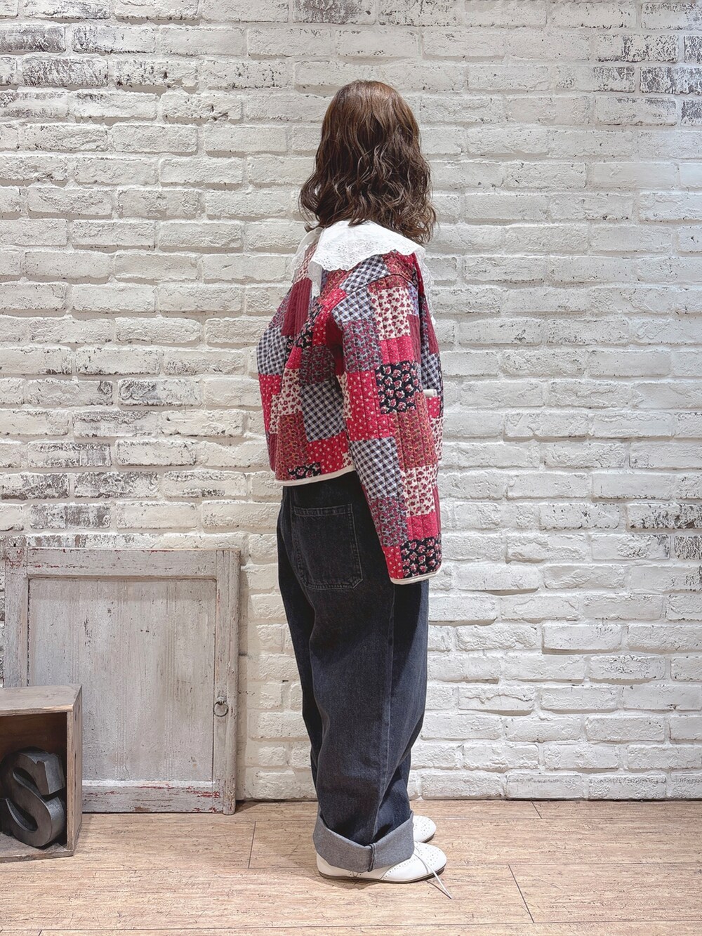 ホワイト系のシャツ/ブラウス、レッド系のノーカラージャケット、ブラック系のその他パンツを着用したレディースの春コーディネートの2枚目の写真