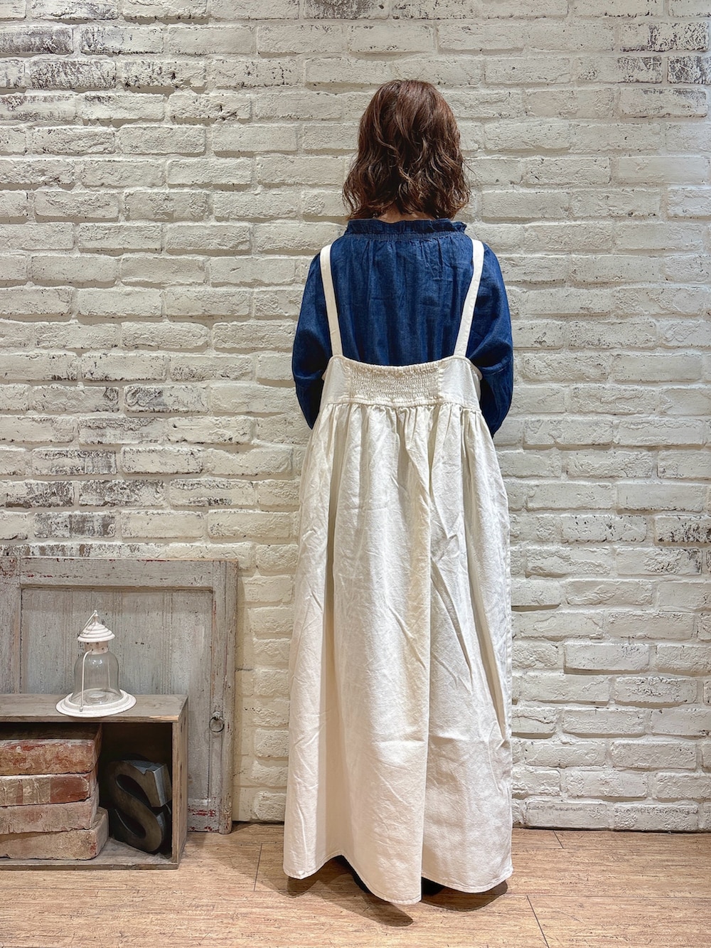 ブルー系のシャツ/ブラウス、ホワイト系のワンピース、ホワイト系のハットを着用したレディースの秋コーディネートの4枚目の写真