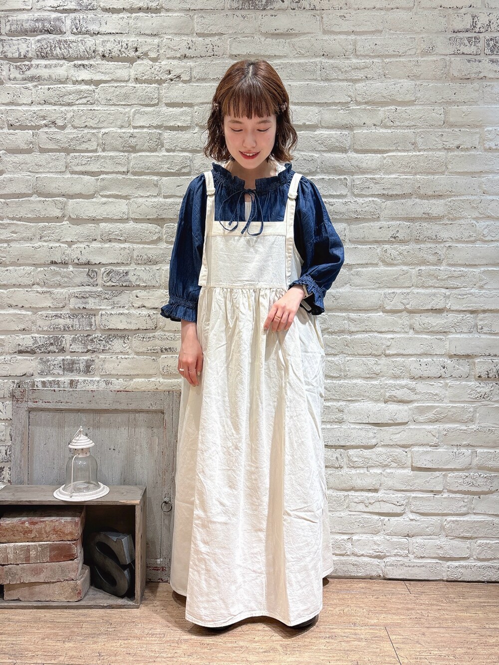 ブルー系のシャツ/ブラウス、ホワイト系のワンピース、ホワイト系のハットを着用したレディースの秋コーディネートの2枚目の写真