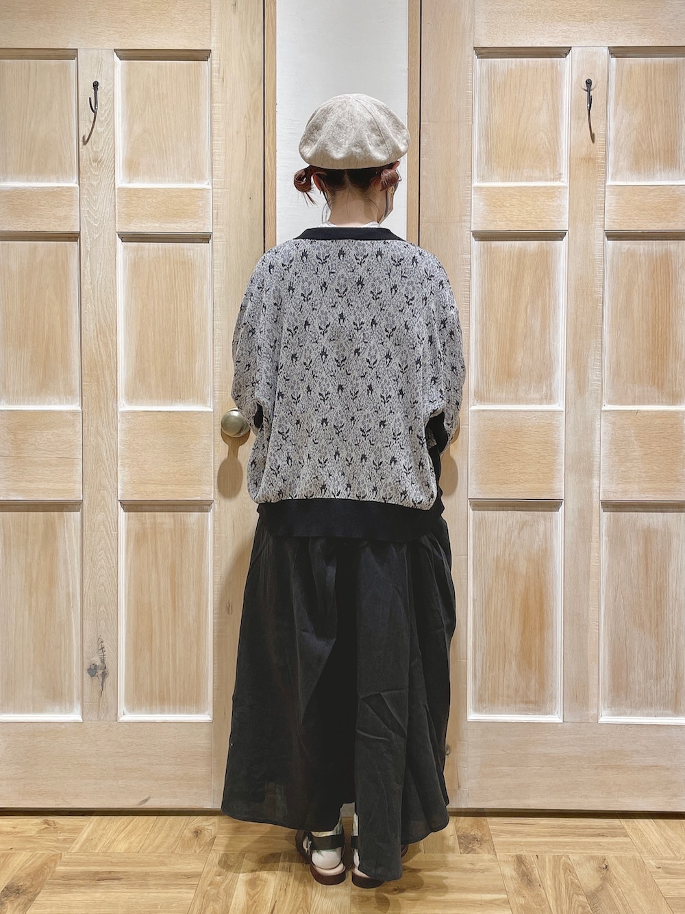 ホワイト系のシャツ/ブラウス、ブラック系のカーディガン/ボレロ、ブラック系のスカートを着用したレディースの春コーディネートの3枚目の写真