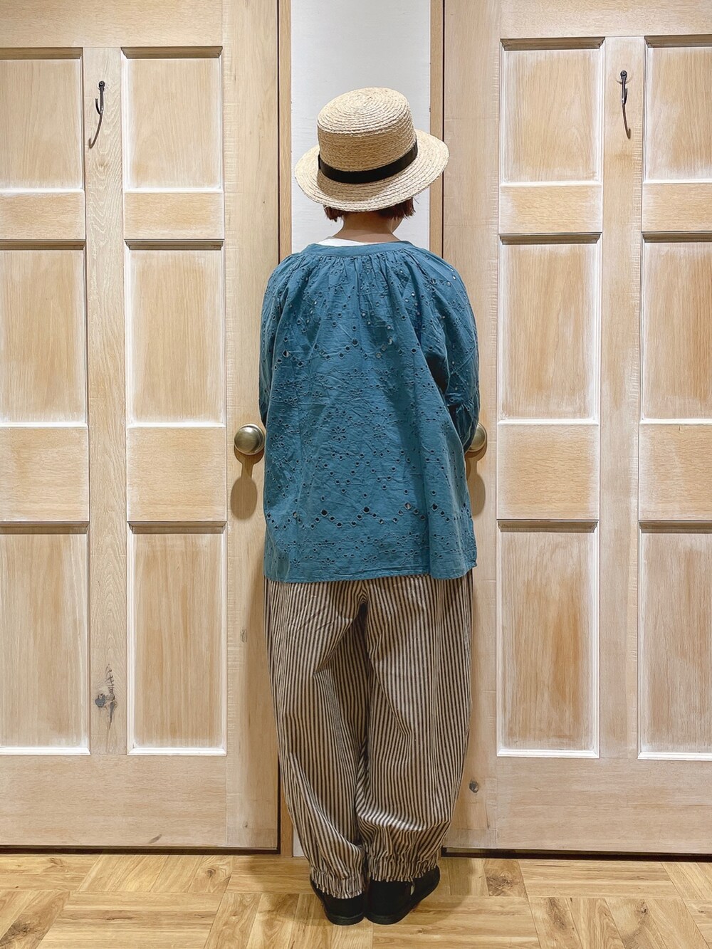 ホワイト系のTシャツ/カットソー、グリーン系のシャツ/ブラウス、ベージュ系のその他パンツを着用したレディースの夏コーディネートの3枚目の写真