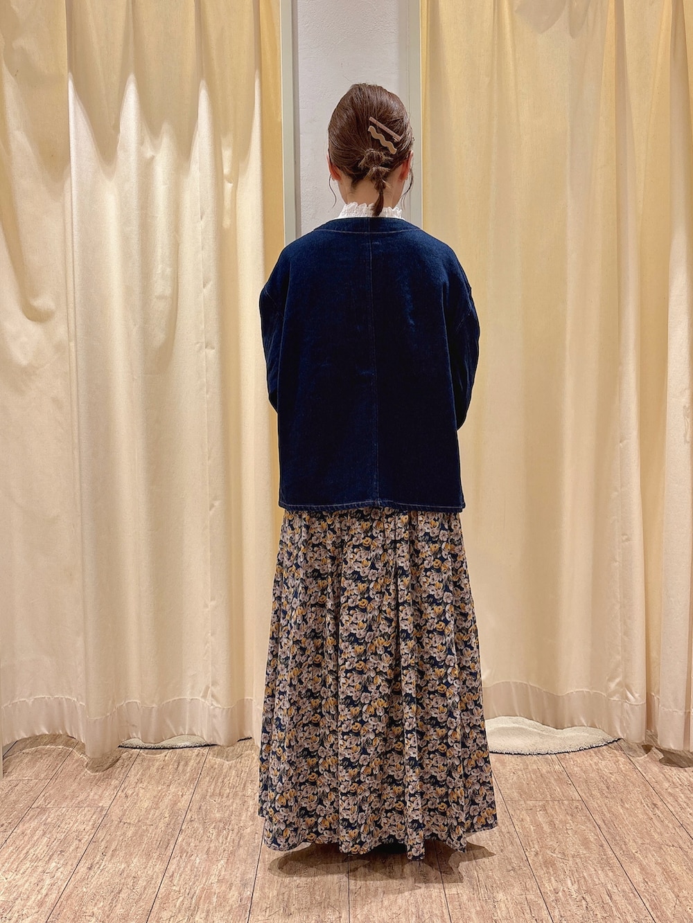 ホワイト系のシャツ/ブラウス、ブルー系のノーカラージャケット、ブルー系のスカートを着用したレディースの秋コーディネートの4枚目の写真