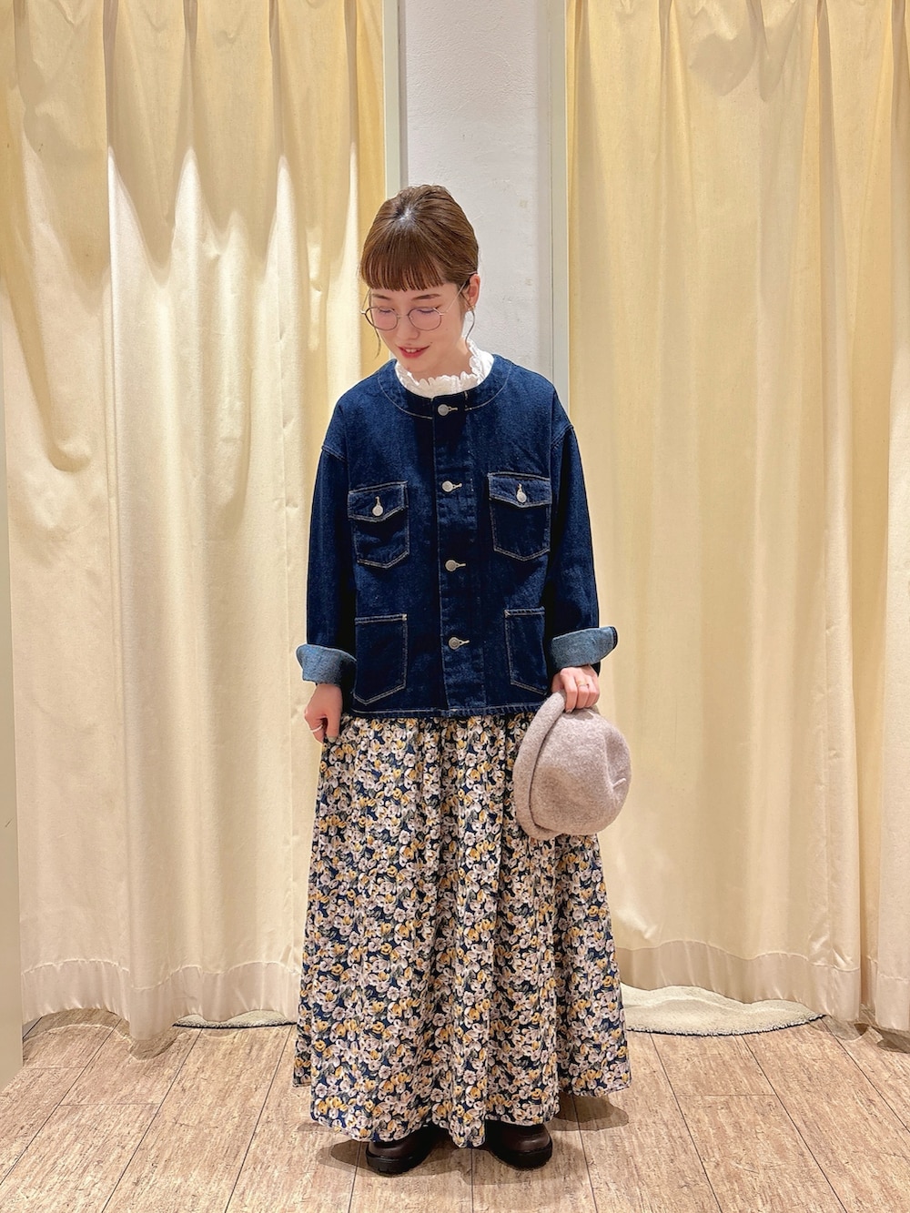 ホワイト系のシャツ/ブラウス、ブルー系のノーカラージャケット、ブルー系のスカートを着用したレディースの秋コーディネートの2枚目の写真