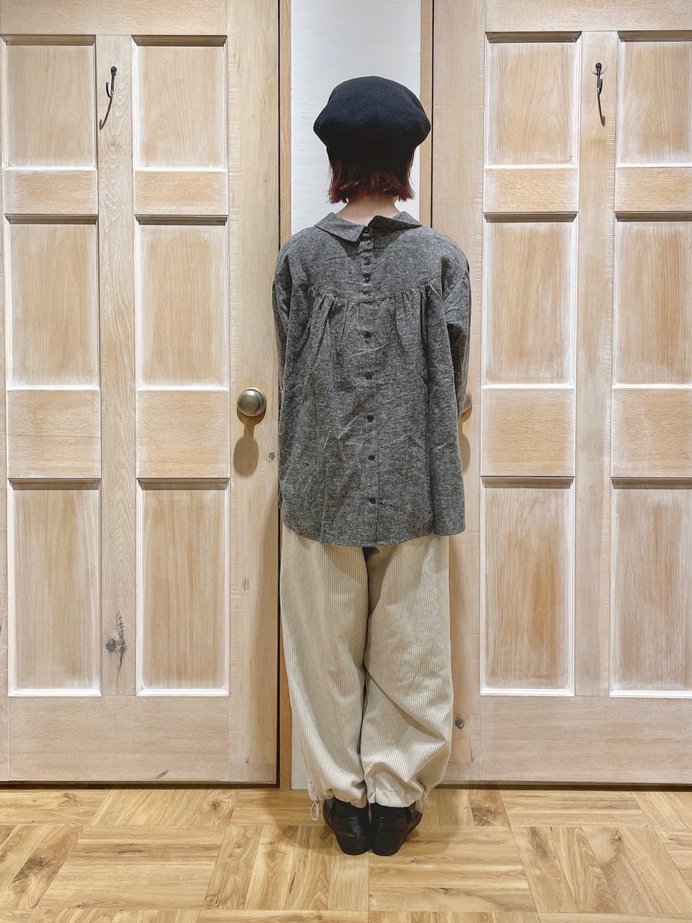 グレー系のシャツ/ブラウス、ブルー系のその他パンツ、ブラック系のドレスシューズを着用したレディースの冬コーディネートの2枚目の写真