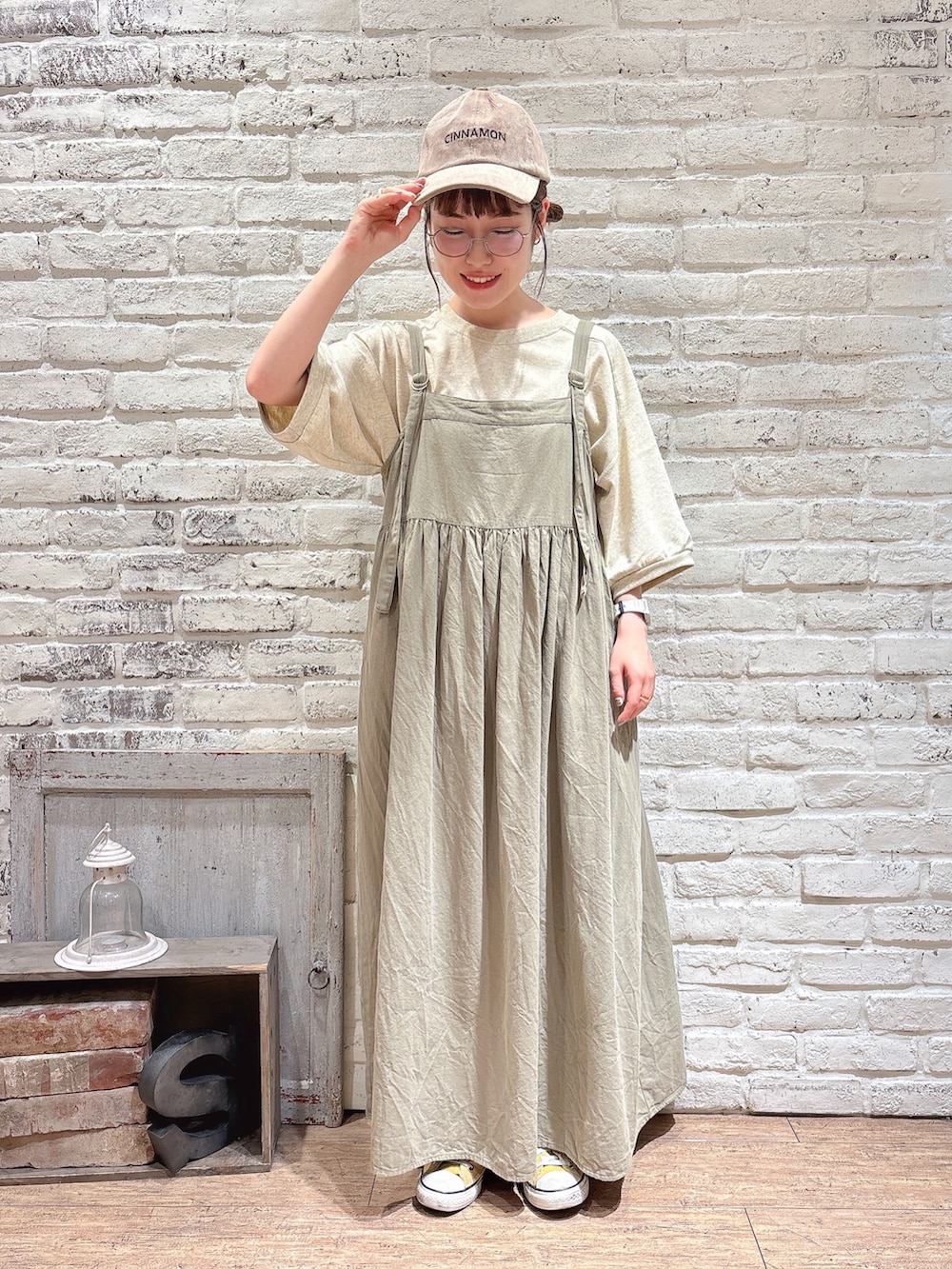 ホワイト系のTシャツ/カットソー、グリーン系のワンピース、ベージュ系のハットを着用したレディースの秋コーディネートの2枚目の写真