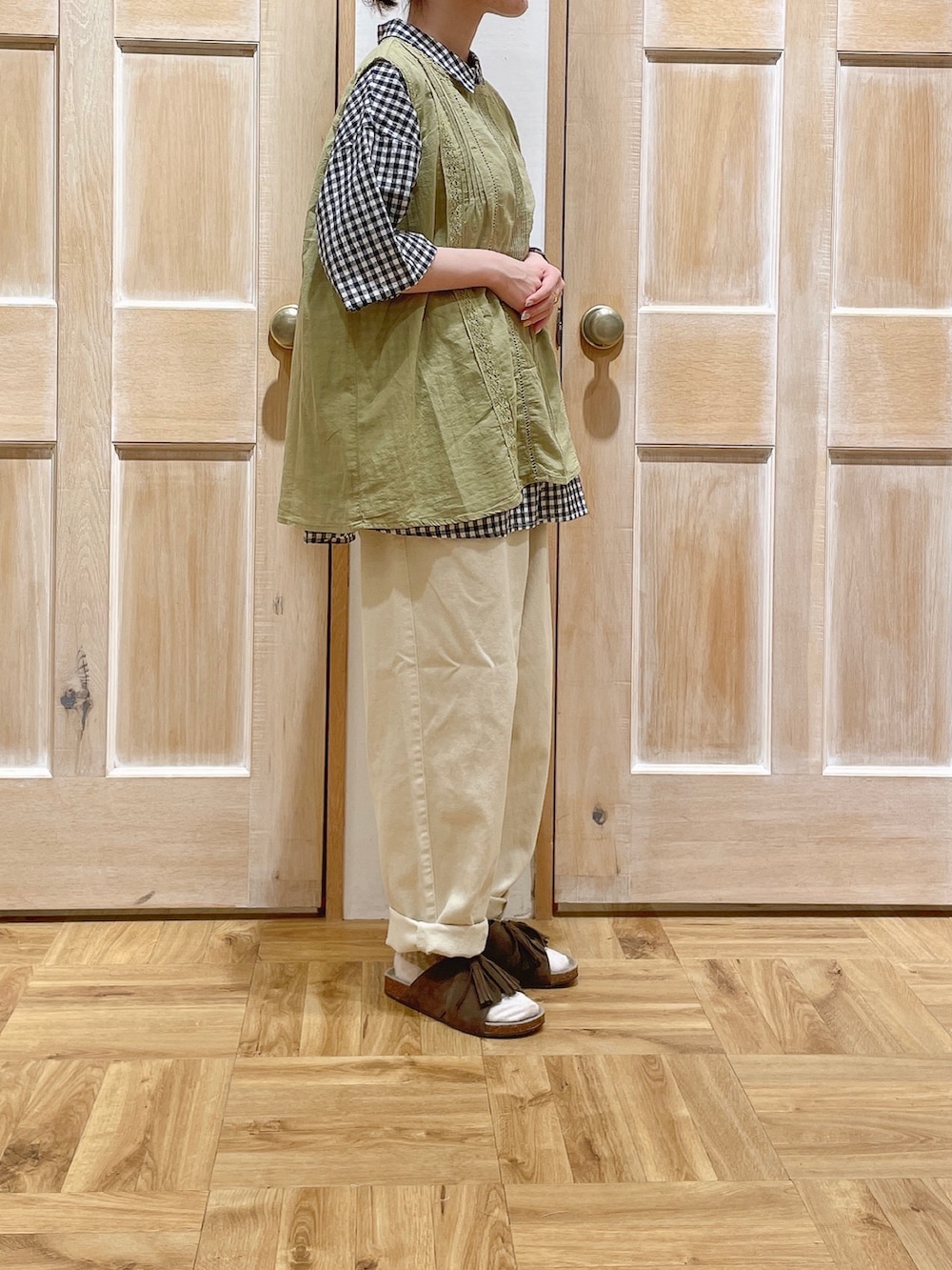 グリーン系のシャツ/ブラウス、ブラック系のシャツ/ブラウス、ベージュ系のエコバッグ/サブバッグを着用したレディースの夏コーディネートの2枚目の写真