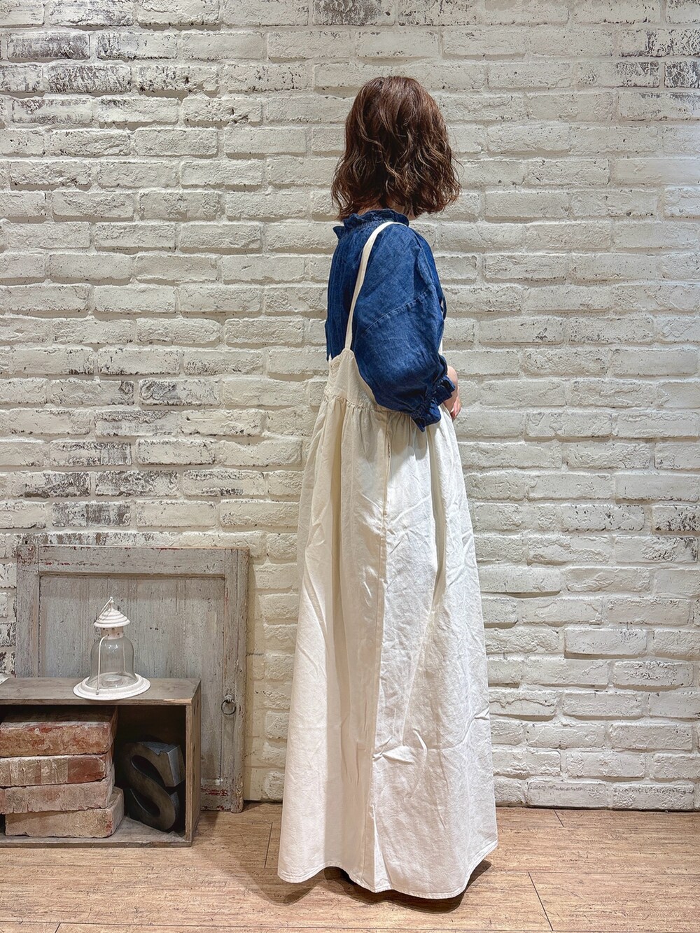 ブルー系のシャツ/ブラウス、ホワイト系のワンピース、ホワイト系のハットを着用したレディースの秋コーディネートの3枚目の写真