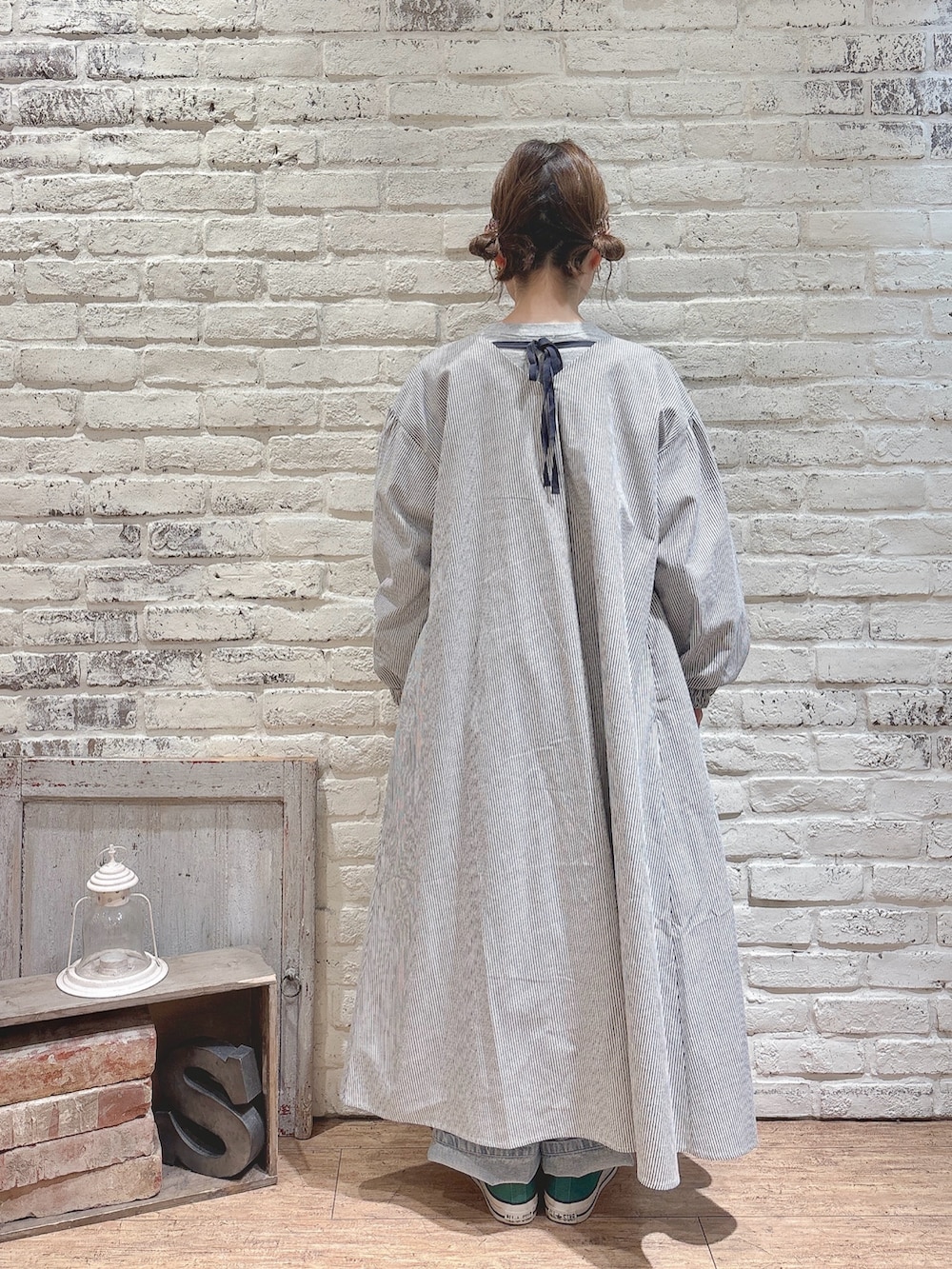 ブラック系のワンピース、ブルー系のその他パンツ、その他のその他雑貨を着用したレディースの冬コーディネートの3枚目の写真