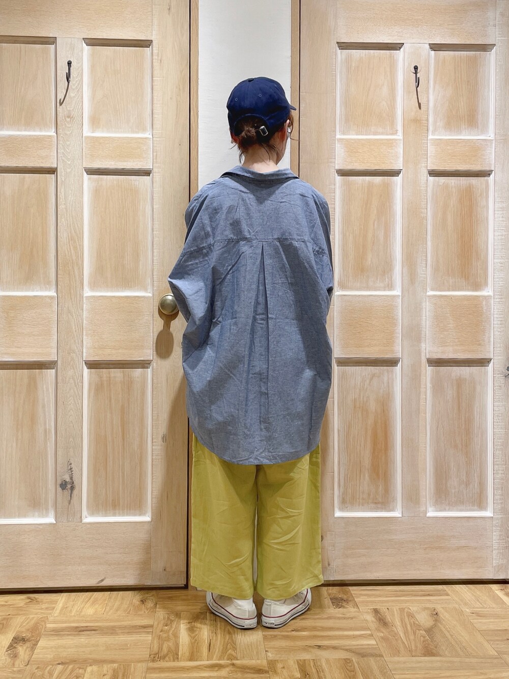 ホワイト系のトートバッグ、イエロー系のその他パンツ、ホワイト系のスニーカーを着用したレディースの夏コーディネートの3枚目の写真